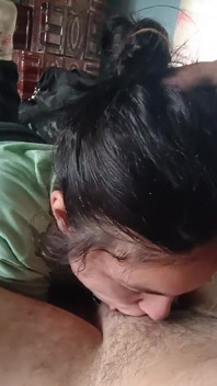 Aku nyepong kontol ayah tiriku dan aku adalah gadis baik dan aku telan semuanya