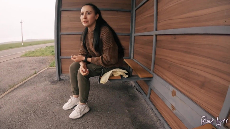 YSP Studio: Muie riscantă într-o stație de autobuz lângă drum - Aproape prins! - Black...