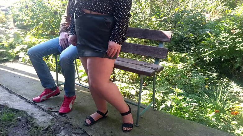 OurFetishLife: Underbar röv fett onanerar MILF i läder kjol utomhus