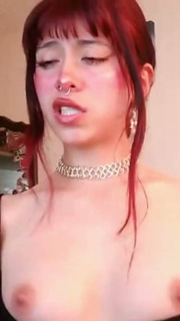 Lationa Mit Einem Perfekten Körper Masturbiert in Ihrem Zimmer, Wenn Sie Allein in Einem Tiktok Live Ist
