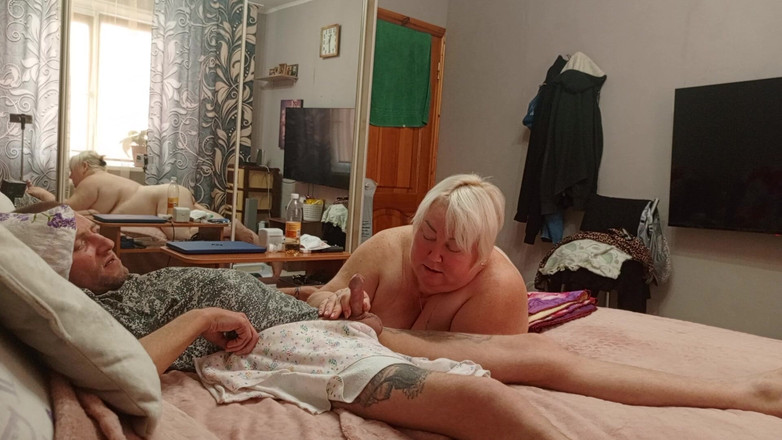 Zona901: Il mio vicino mi aiuta a venire facendomi un pompino...