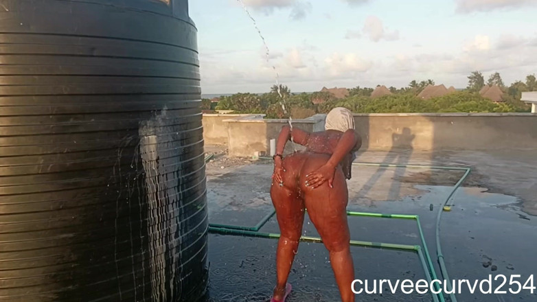 Curveecurvd254: Big Booty Twerking naken på taket