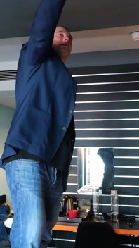 Hotelmanager repariert nichts, aber wir teilen seine Last