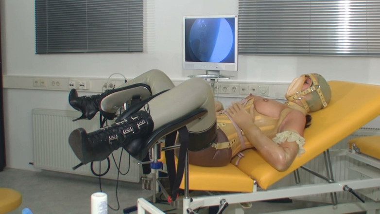 Rubber & Clinic Studio - 1ATOYS: Anal-prüfung in voller gummi