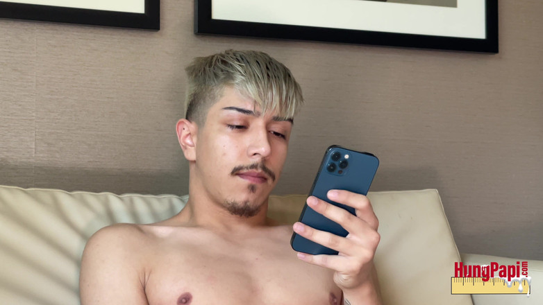 Hung Papi: Hung papi young twink , kontol besar yang belum disunat solo...