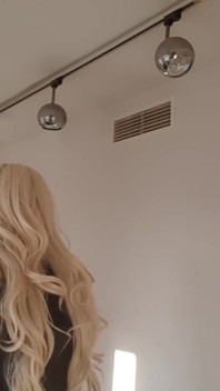 Bardzo podekscytowana skórzana blondynka
