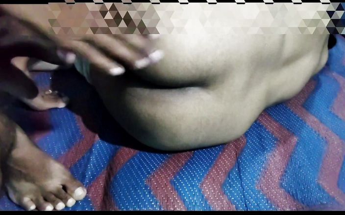 Aapki mahi: 방에서 좌측으로 전화하는 인도 소녀