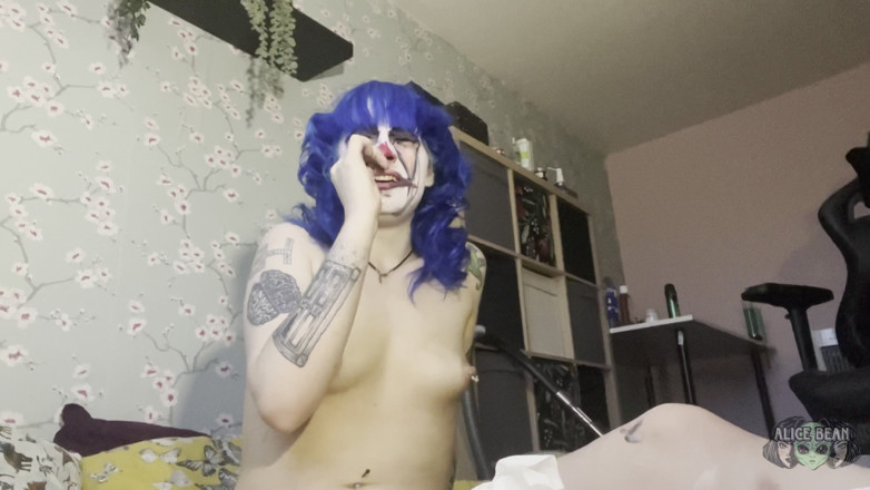 Alice Bean: Chú hề hắt hơi chịch