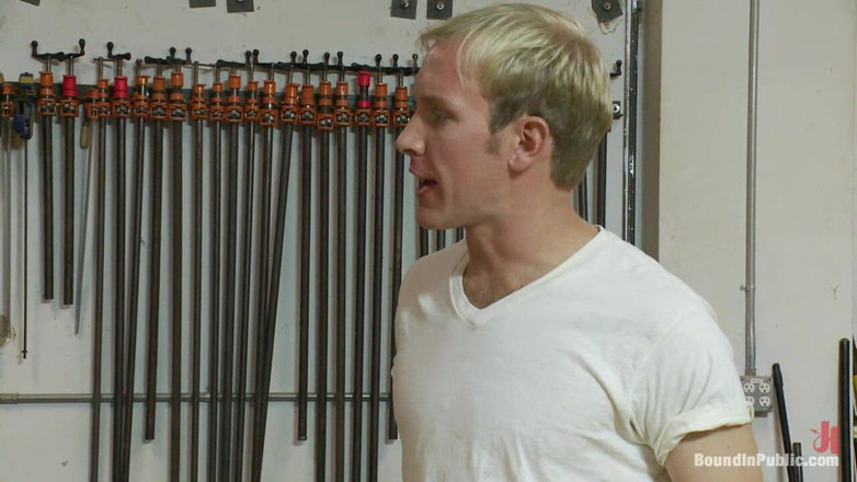 Bound in public: Ned et la mafia gay