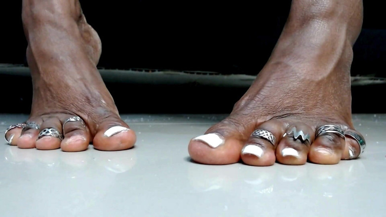 Maeling: Orgasm Nike sneakers förstörelse fötter tillväxt - hulk fötter, transformation fetisch,...