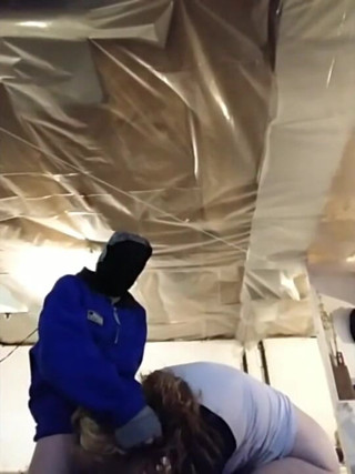Jacknyvonshow: Stiefbrust zieht sich maske an und fickt mich ins gesicht