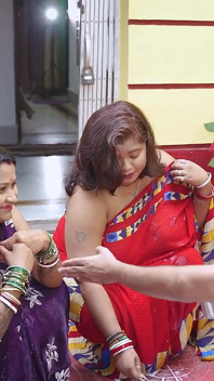 หนุ่มรีดนมอินเดีย Desi เย็ด bhabhi Ji สามคนหลังจากเห็นนมน้ํานมใหญ่