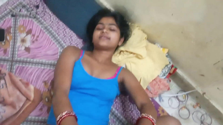 AmpleOunce283: Atrapé a mi hermanastra masturbándose con el porno a medianoche -...