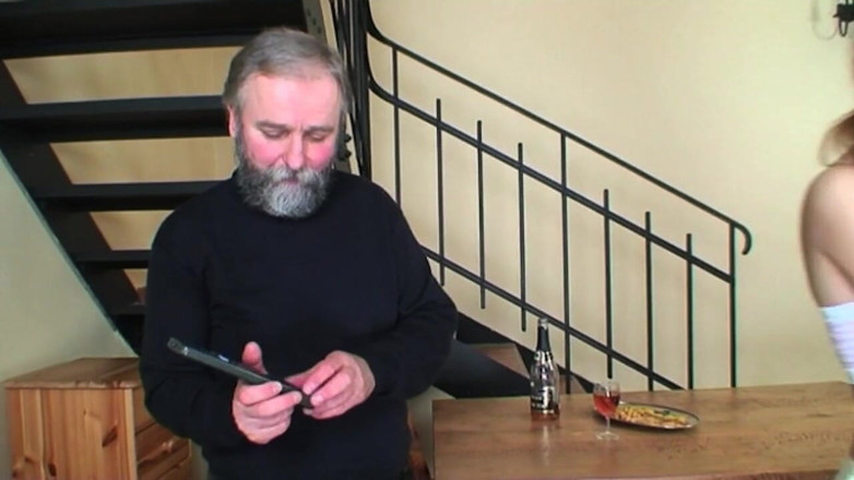 TRASHPORN: 18letá coura šukána starým mužem