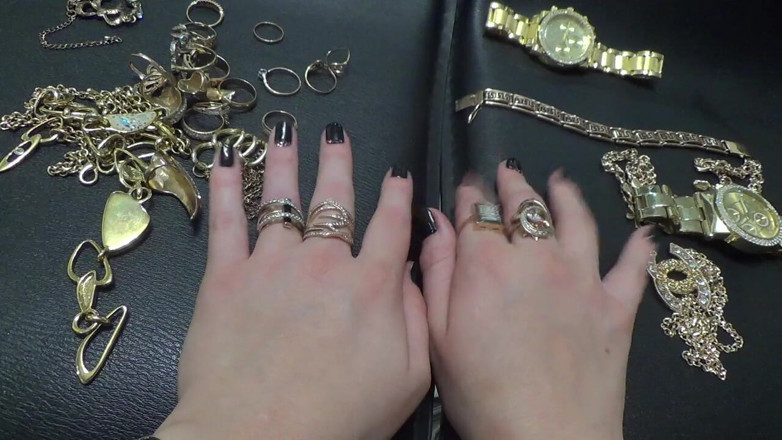 Goddess Misha Goldy: เครื่องประดับทองคำและความเงี่ยนที่มือ