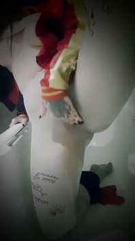 Harley Quinn在浴缸里撒尿