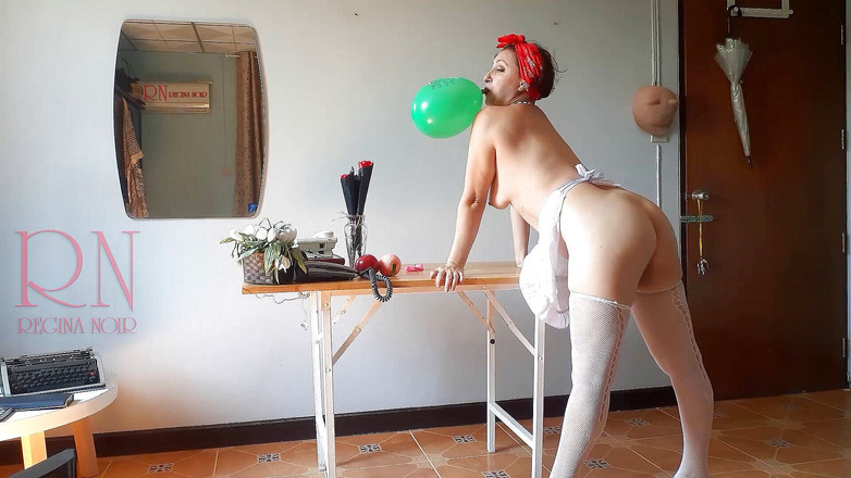 Regina Noir: Obsesie la birou, secretara goală în birou cu șorț alb suge baloane,...