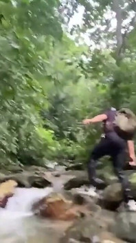 Voy a caminar con mi amigo heterosexual y me masturbo con él