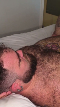 Odbiór drzwi hotelowych kręcone młode złożone na pół, niechlujna usługa pup