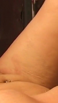 Olgun esmer orta yaşlı seksi kadın bağlıyken derinden yumruklanıyor