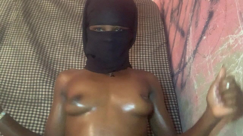 Browngurl234: Une petite black sexy profite d’un moment solo en caressant...