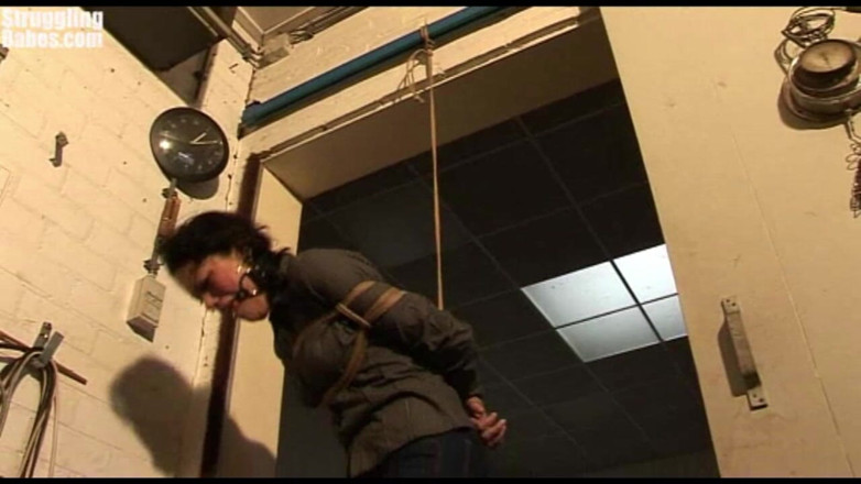 Submissed: Steffi dangling trên dây chặt ballgagged