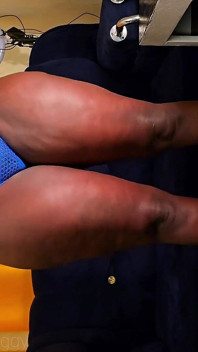 Grande rabo ébano experimentando conjunto de biquíni azul