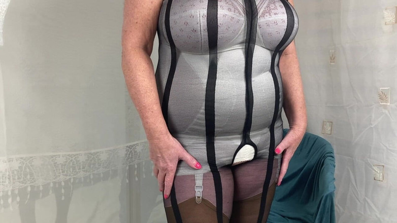 Aunty Sandra vintage girdle queen: Teta Sandra Dělá Ze Staré Corsalette Sexy