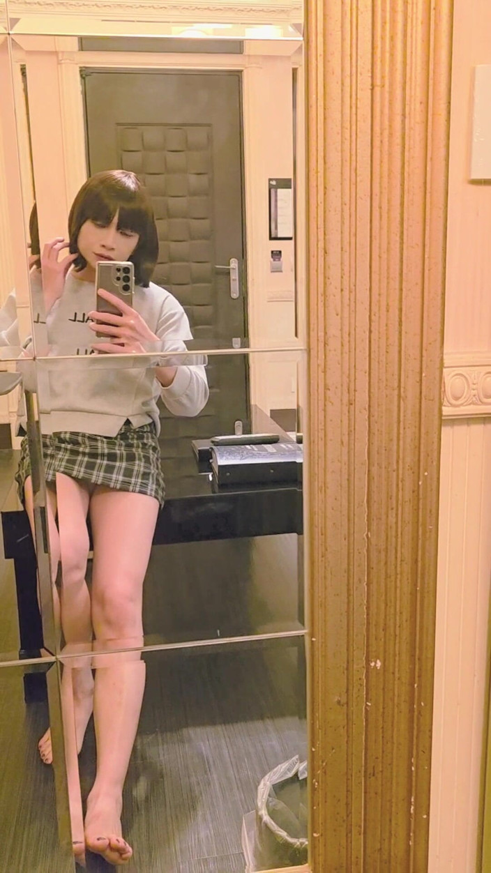Taiwancdgirl: La trans Ting Xuan se masturbe devant un miroir complet