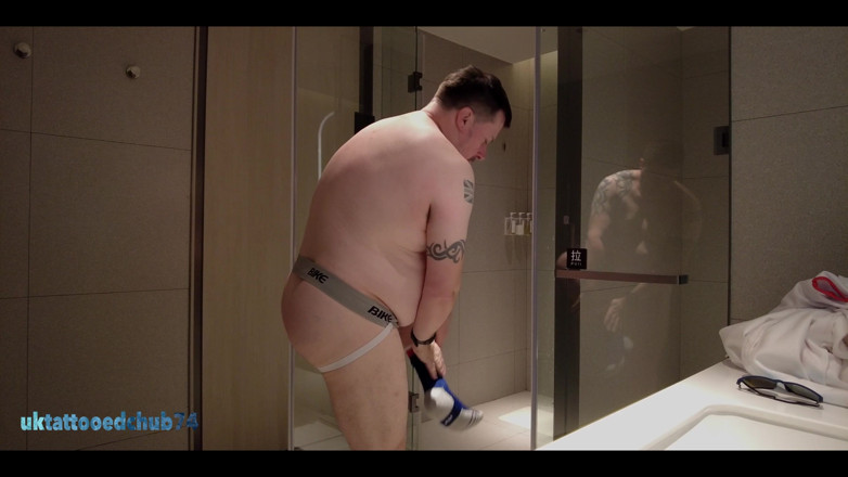 uktattooedchub74: ラグビーガイのストリップ&amp;シャワー