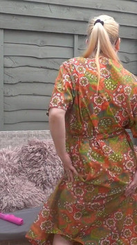 Jugando con vibrador en vestido de verano