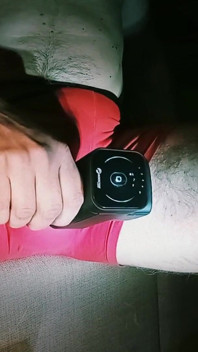 Il jouit en culotte ! Masturbation avec un vibromasseur à travers une culotte rouge !