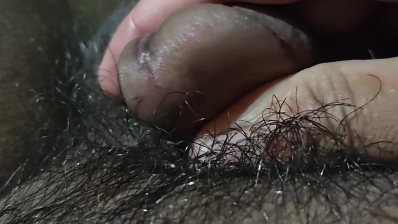 Hot Chilli 2025: 简单男人在房间里尝试硬鸡巴