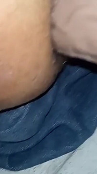 Membentangkan pantat saya dengan dildo besar
