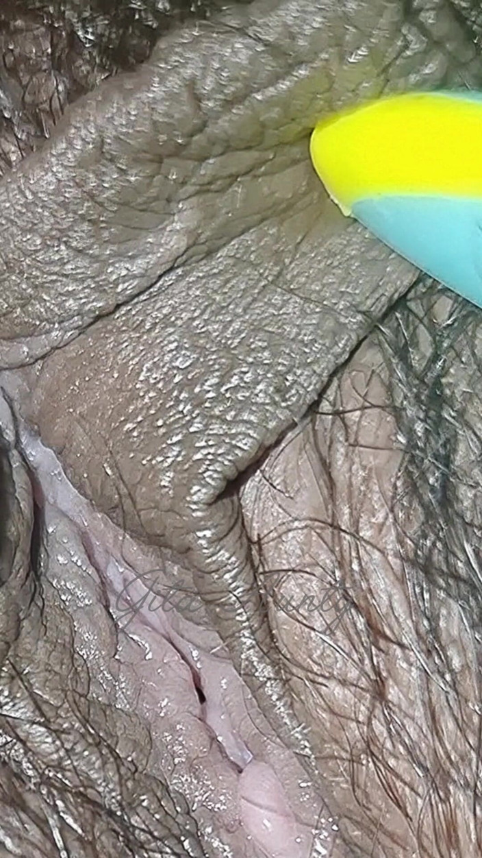 Indian aunty sex: Wanita desa menunjukkan memeknya yang besar