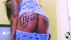 Beatriz De Jesus Silva: Paty Angel potetovaná zrzka v sólové show se spoustou orgasmu