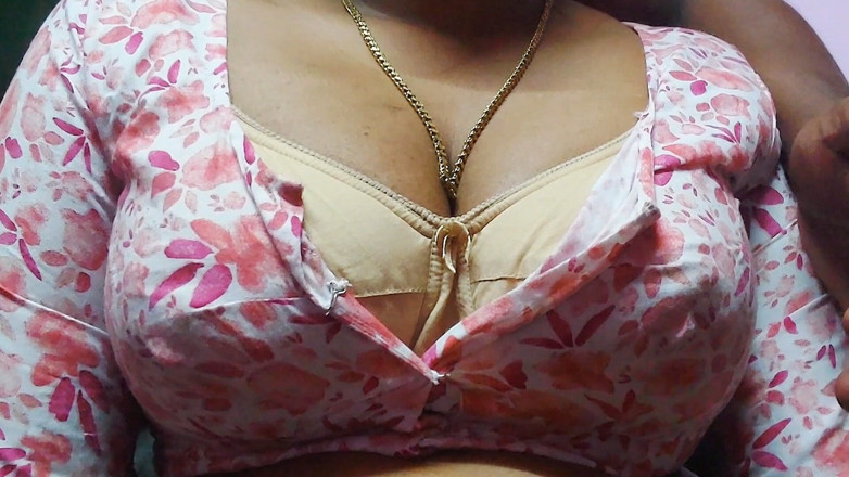 Desi Mohini: Šéf zve sexuální zaměstnance do svého domu