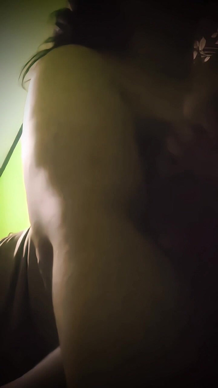 my_wife_chubby: 用触摸玩弄妻子的敏感乳头。让她饥渴高潮