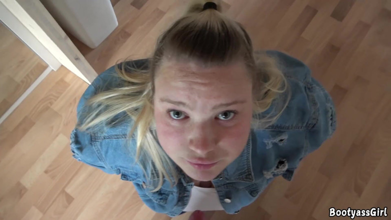Bootyass Girl: Молодая пухлая девушка сосет жесткий член, пока не получит камшот
