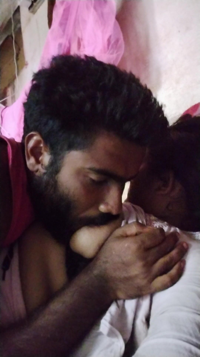 Mg3947731: Indická milfka s obrovskými prsy svléká sárí choli a šuká s...