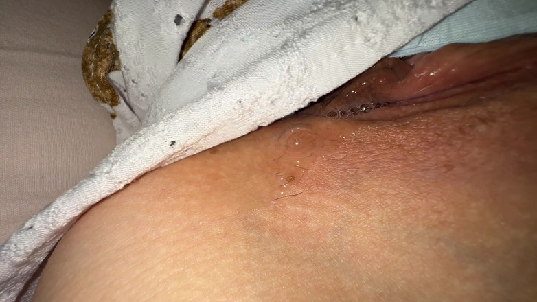 Gigi oficial: Gimana caranya ngentot memek sempit dan perawan cewek cantik ini?