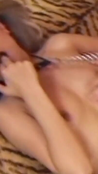 THAGSON CORE: MAMĂ SEXY BRUNETĂ ÎN LANȚ