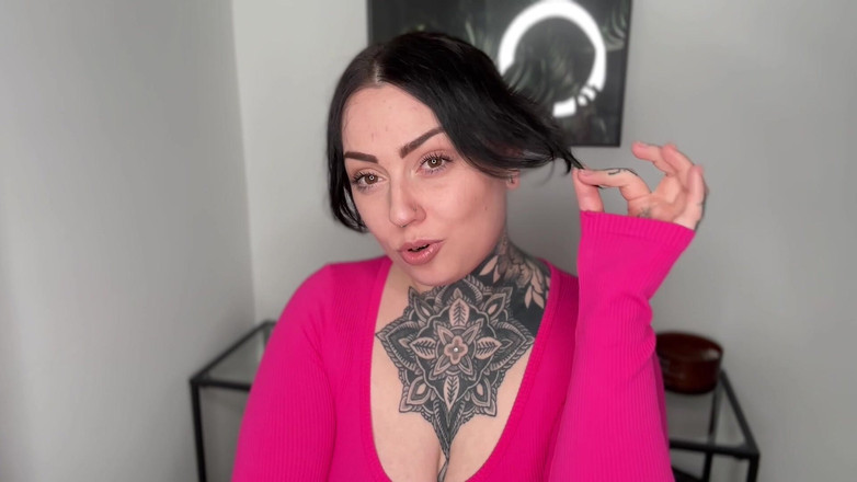 Miss Valentina: Dark Hair के लिए कमजोर