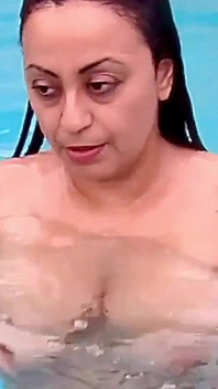 Большие сиськи плавают