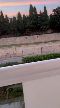 WildEnglishBBW tře tlustou kundičku na mém balkóně