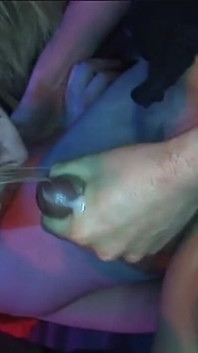 Cewek sange ini lagi asik fingering memeknya sampai lubangnya menganga lebar
