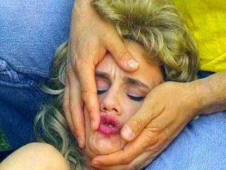German's MILF: 寝取られた夫の目の前で叩かれるドイツ人熟女