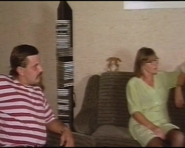 German Threesome: Kijk hoe deze Duitse rijpe dame haar kutje krijgt gevingerd