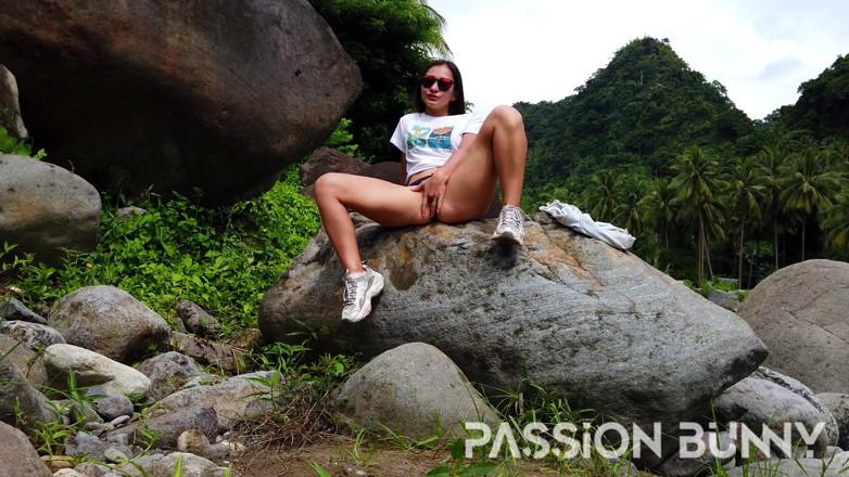 PassionBunny: Ton modèle chéri joue avec sa chatte dans la nature