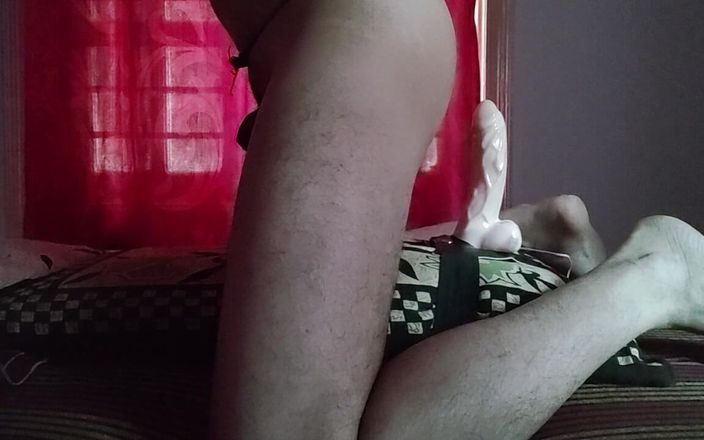 Slimmy_Sree: Ung söt gay ridning dildo på toppen och snabbt